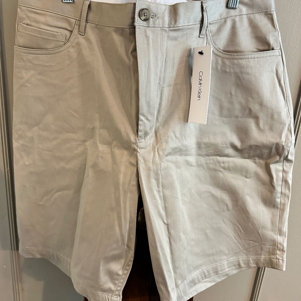 NWT Calvin Klein Men's Flat Front Shorts 38" w 9" Inseam, Khaki Dress Shorts